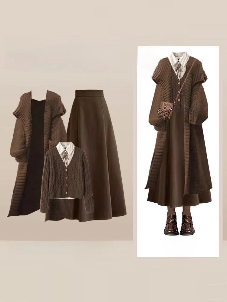 

Модный женский комплект из трех предметов: вязаный свитер, пальто и юбка. Зимний модный наряд с длинной юбкой с высокой талией.