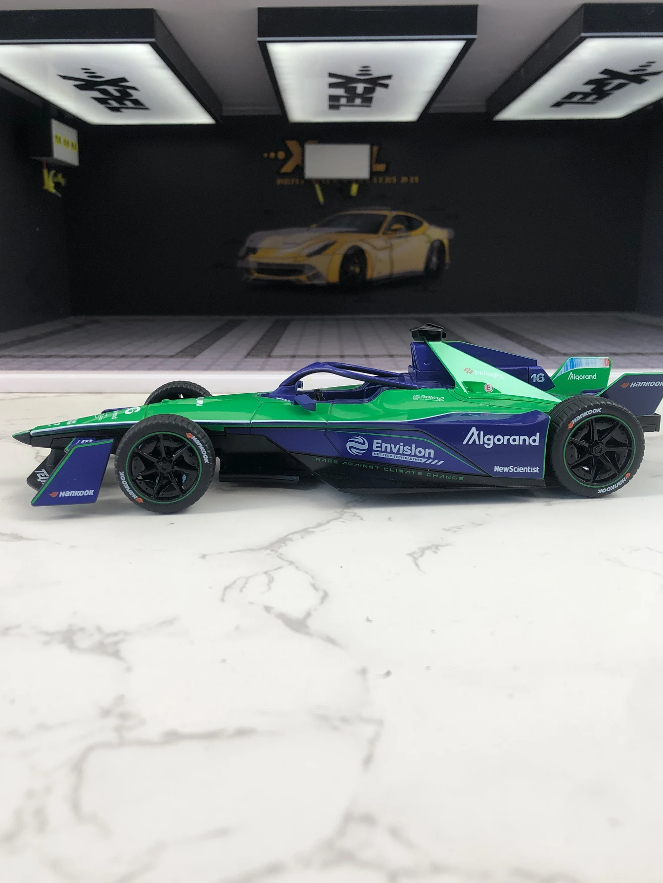 TSC 1:24 simulación de aleación de zinc el coche modelo ABB FIA Fórmula E Envision, adorno estático, coche de regalo coleccionable de metal