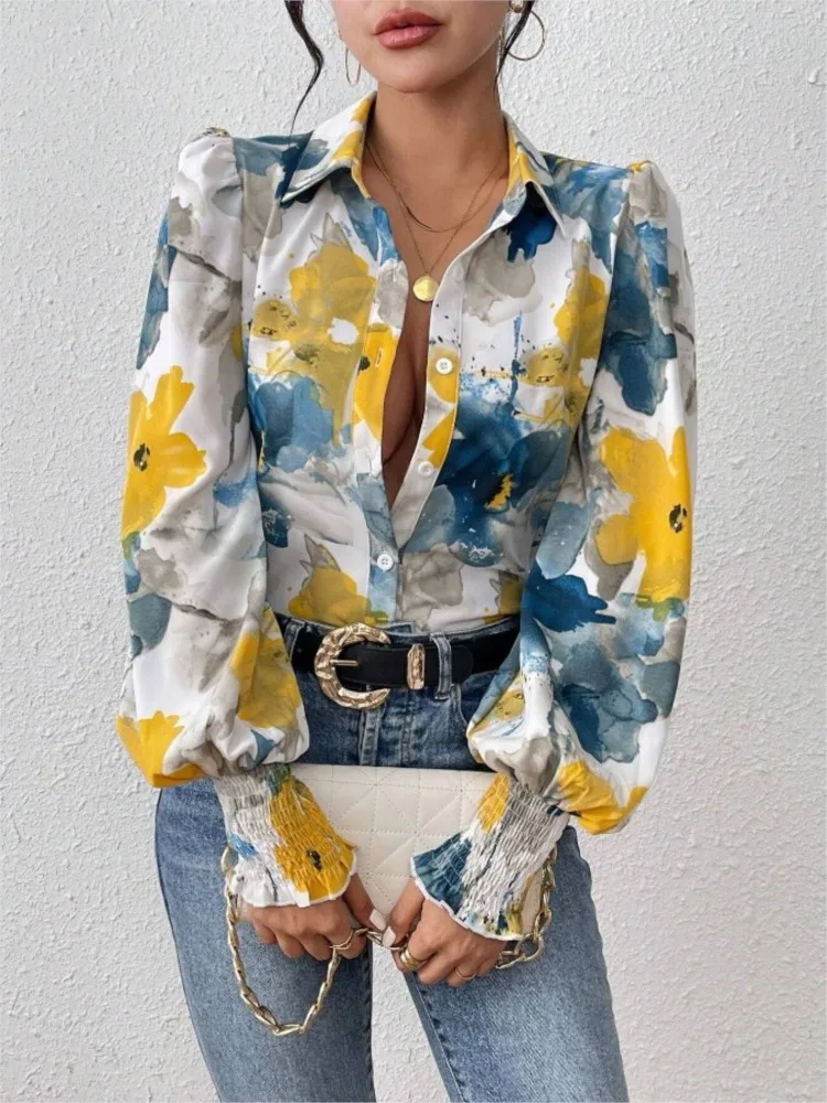 ファッショナブルなバブルスリーブシャツ女性の秋冬新コレクション、フリップカラー長袖ルーズプリントシャツ