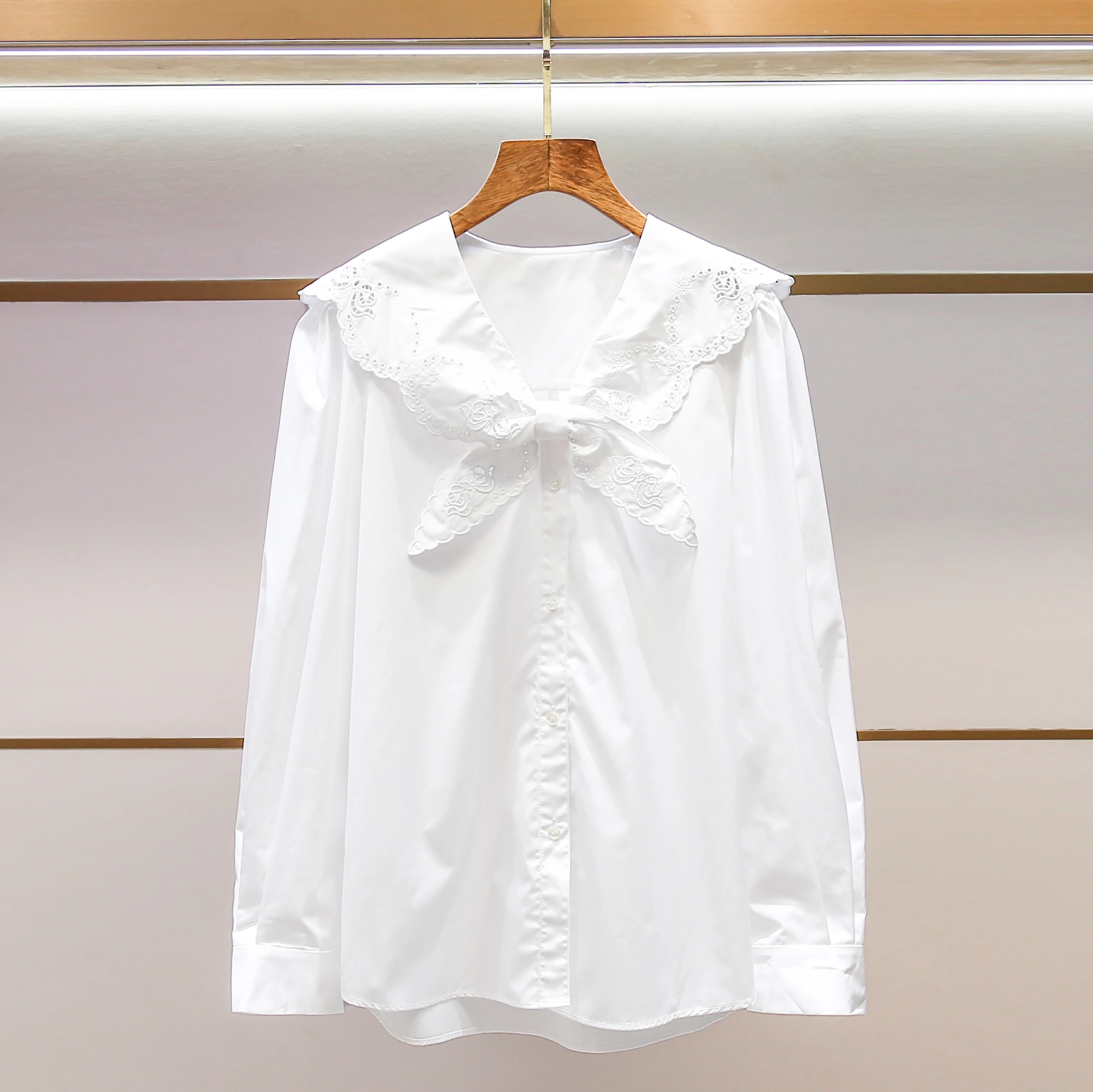 

Женская блузка с длинным рукавом, вышивкой и ажурными вставками, с темно-синим воротником, свободного кроя, влагоотводящая, цветная