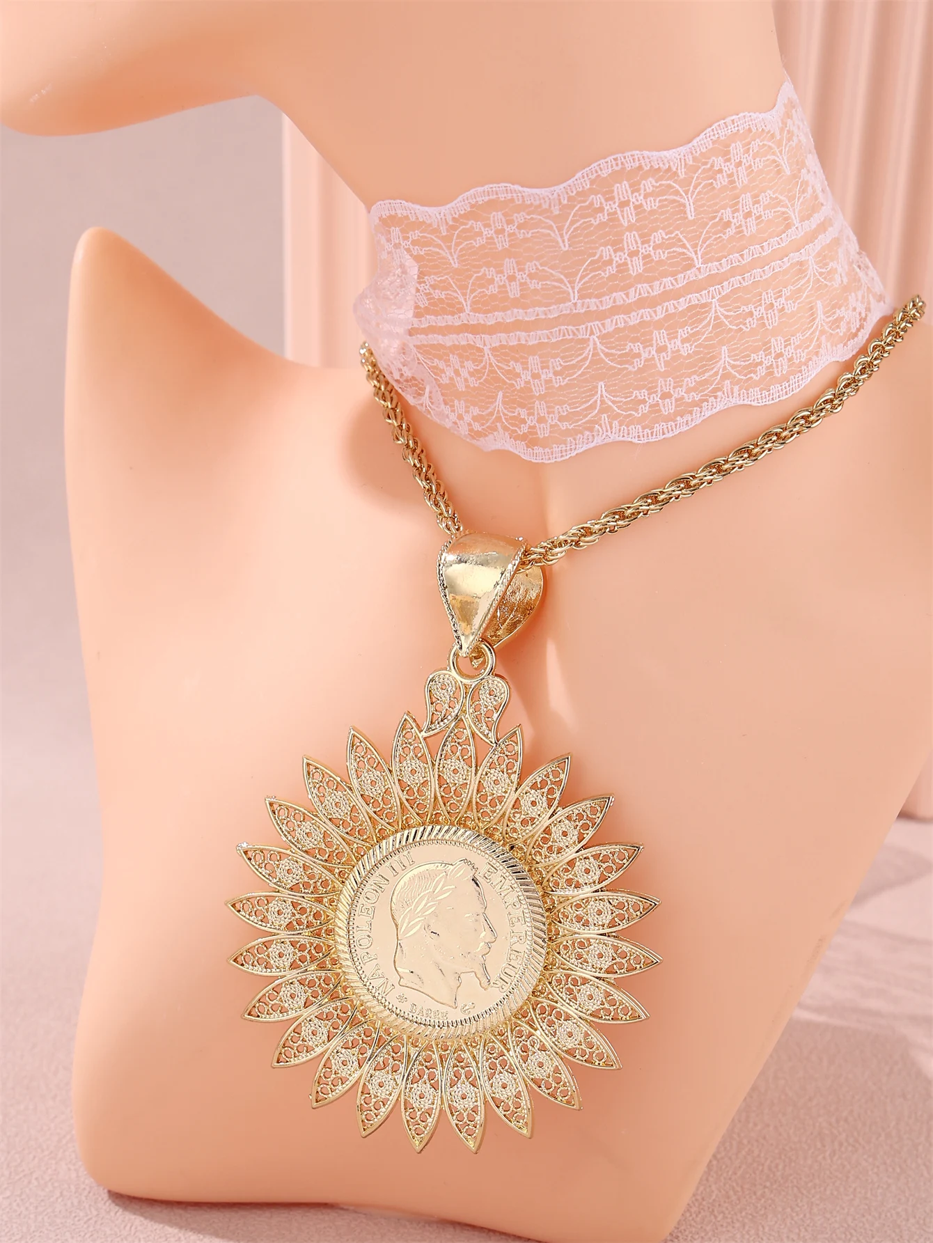 Middle Eastern court, sun petal, human portrait, golden necklace, daily gift giving, wedding party wearing