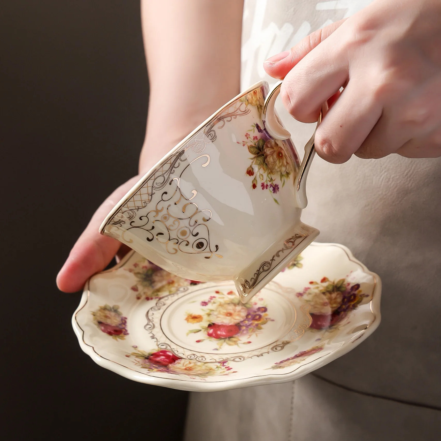

English Rose Coffee Cup Saucer Light Luxury Phnom Penh Ceramic Cup Saucer Medieval High Value Flower Tea Cup Saucer Water Mug