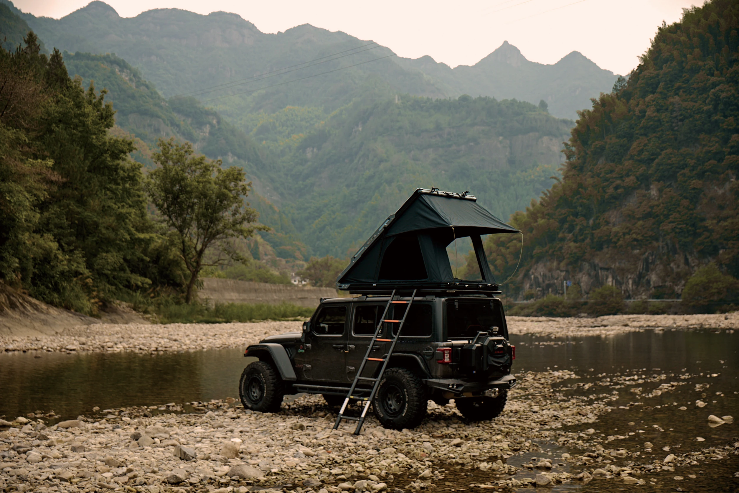 Car Roof Tent for Camping Hard Shell Roof Top Tent Waterproof Four-season Quick Automatic Opening Telescopic Ladder One Bedroom