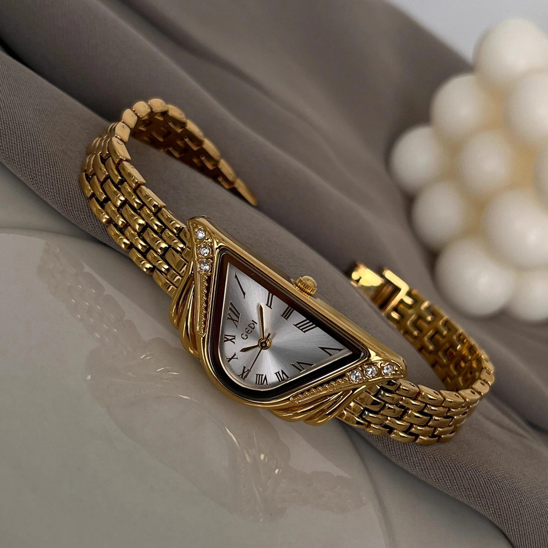 

Fashion Personality Temperament Niche Irregular dial quartz watch For women girl Bracelet watch Jewelry accessories