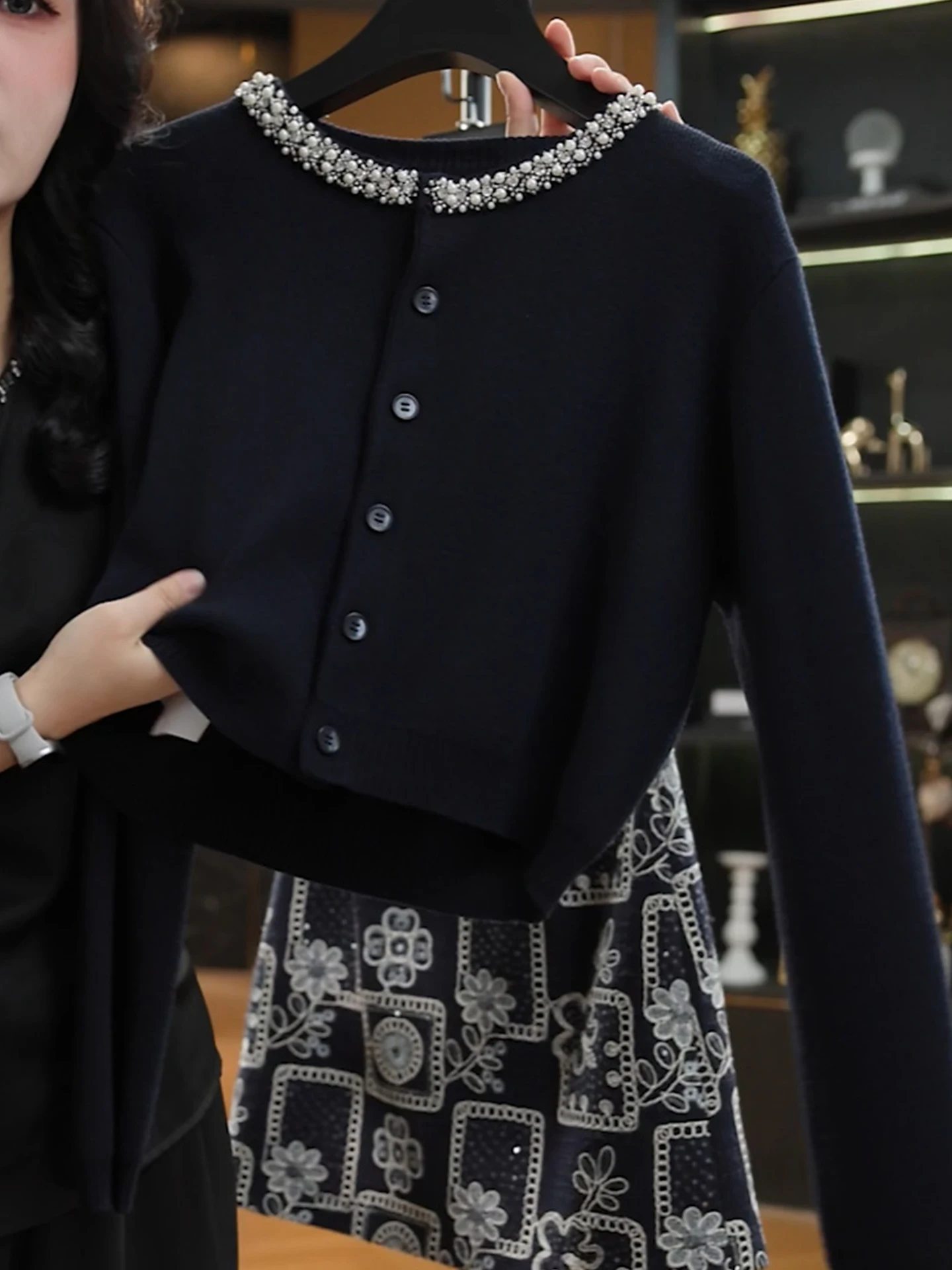 سترة نسائية محبوكة مريحة مستديرة Ne Long Sve سترة كاجوال بأزرار لأعلى سترة ناعمة متوسطة ورقيقة جاهزة للتنقل