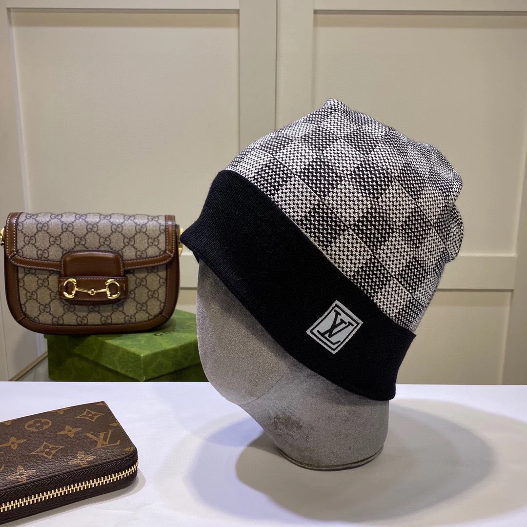 hat takes LOUIS VUITTON Snapback cap for men and women, for adults