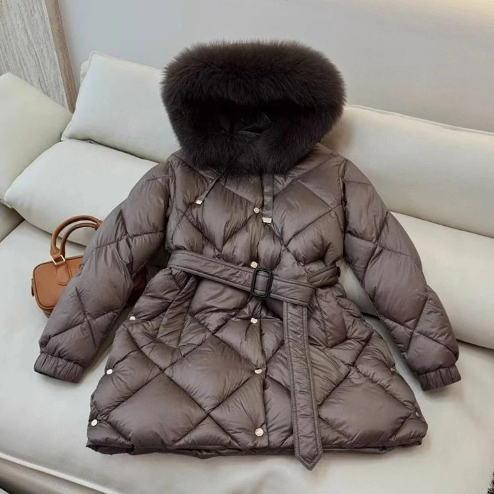 ريال فوكس الفراء أسفل سترة فاخرة النساء 2025 الخريف الشتاء جديد طوق الأبيض بطة أسفل معطف موضة الاتجاه مقنعين حزام معطف المرأة