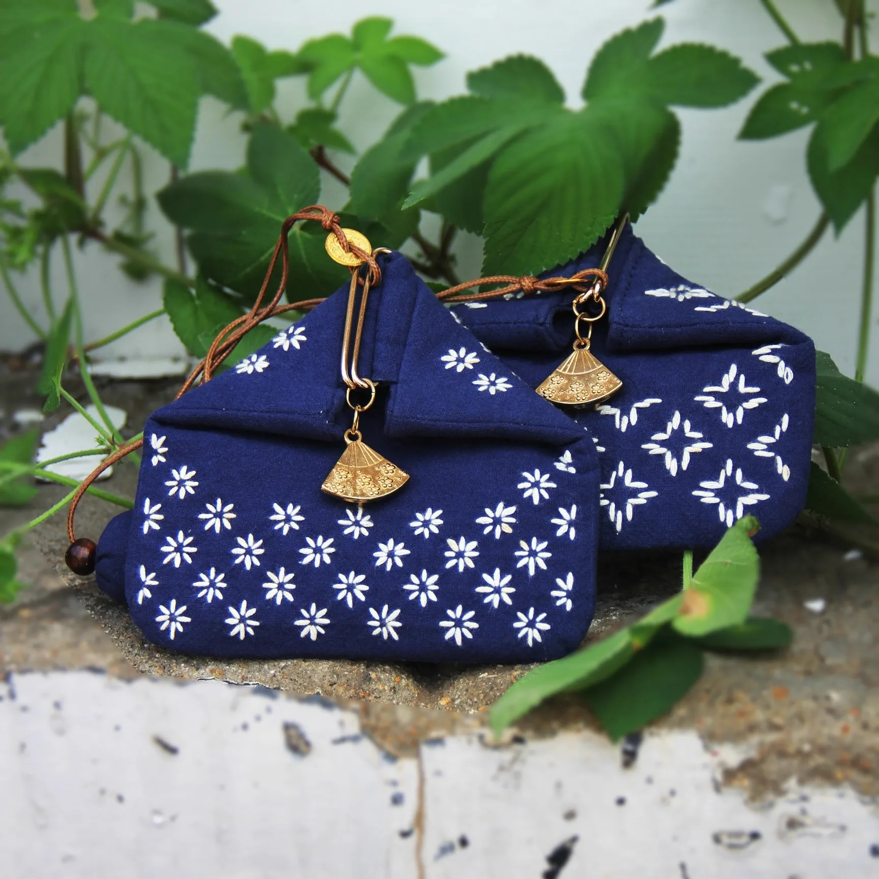 

Small Flower Sashiko Coin Purse Kit – DIY Embroidery Keychain Pouch with Frame & Fabric – Beginner Sewing Kit