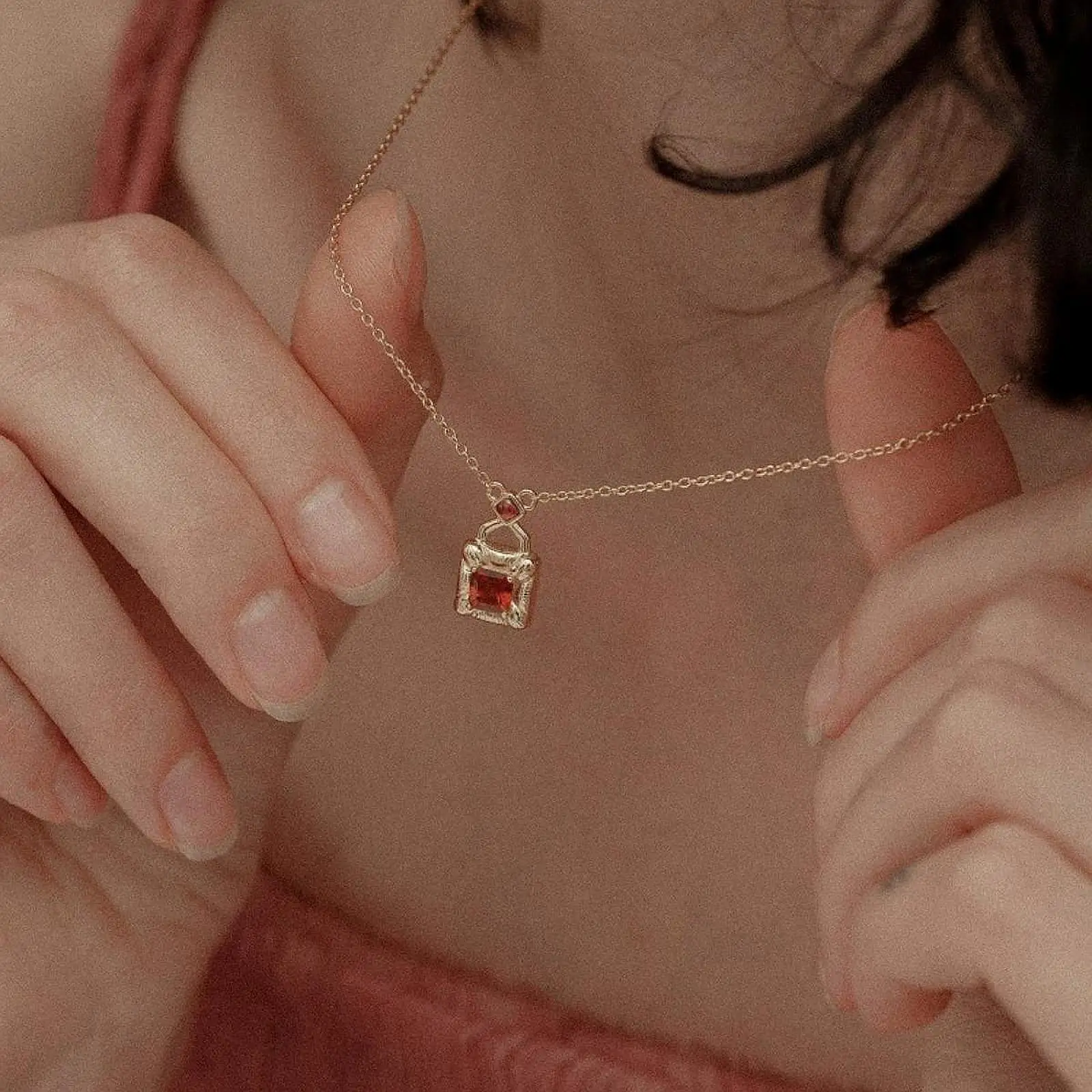 

Ожерелье с подвеской в форме граната, очаровательное ожерелье для женщин, элегантный кулон для женщин
