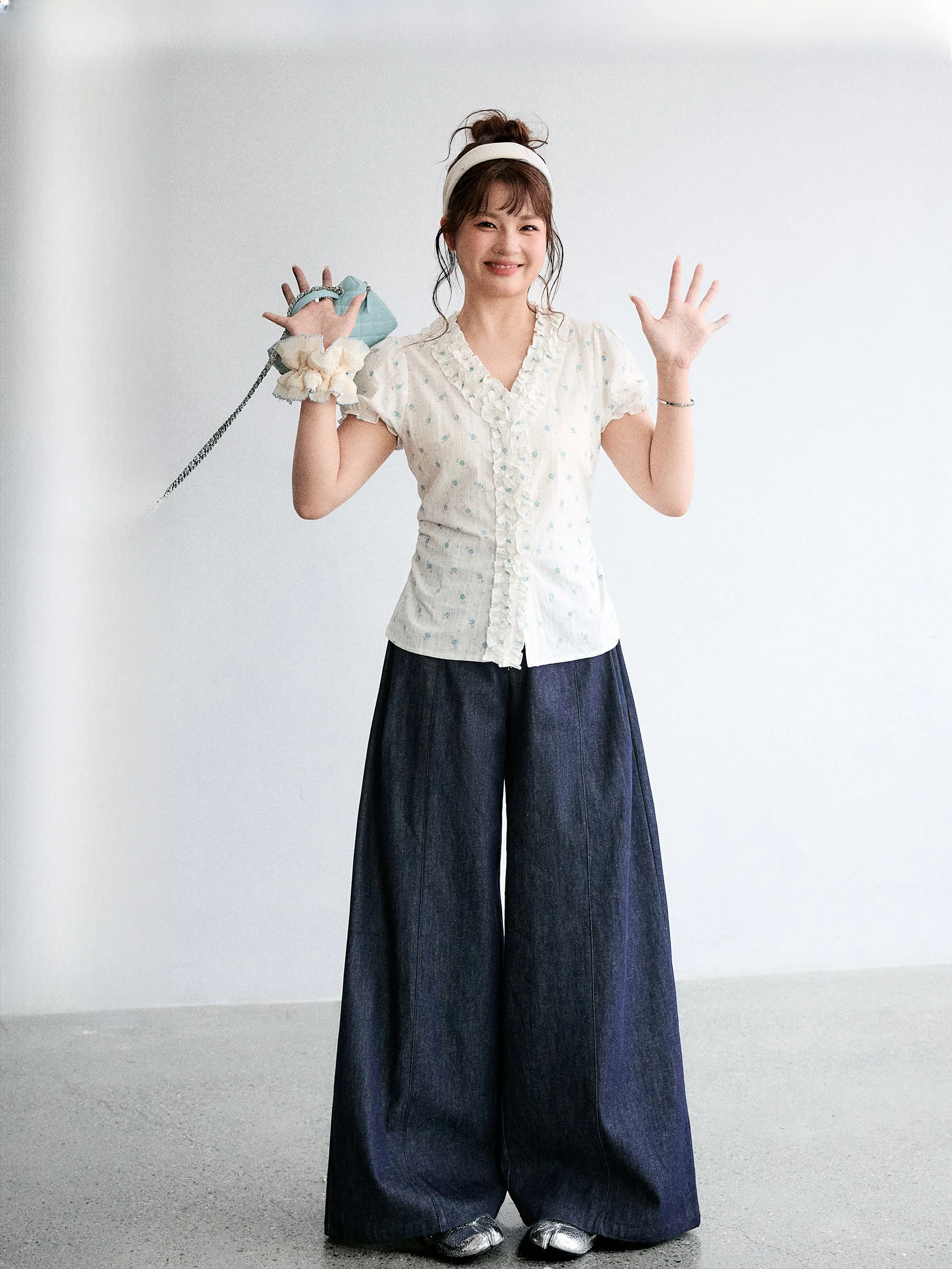 

Комплект Jiulu Studio: рубашка с V-образным вырезом и рукавами-фонариками с цветочным принтом и джинсы больших размеров, женский летний модный наряд из смесового хлопка