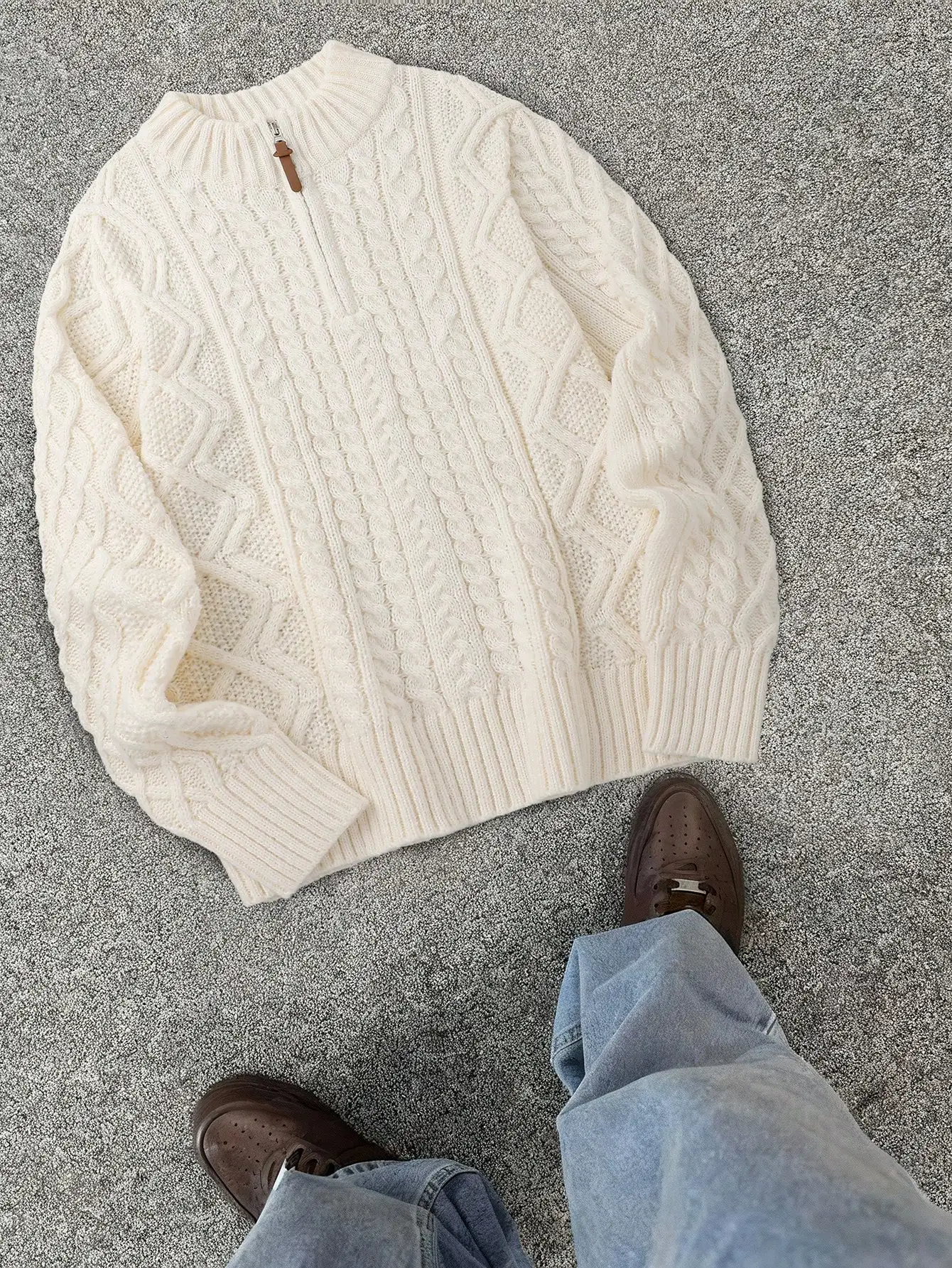 

Мужской кремовый свитер с воротником-стойкой на молнии до середины груди, крупной вязки, для повседневной носки осенью и зимой