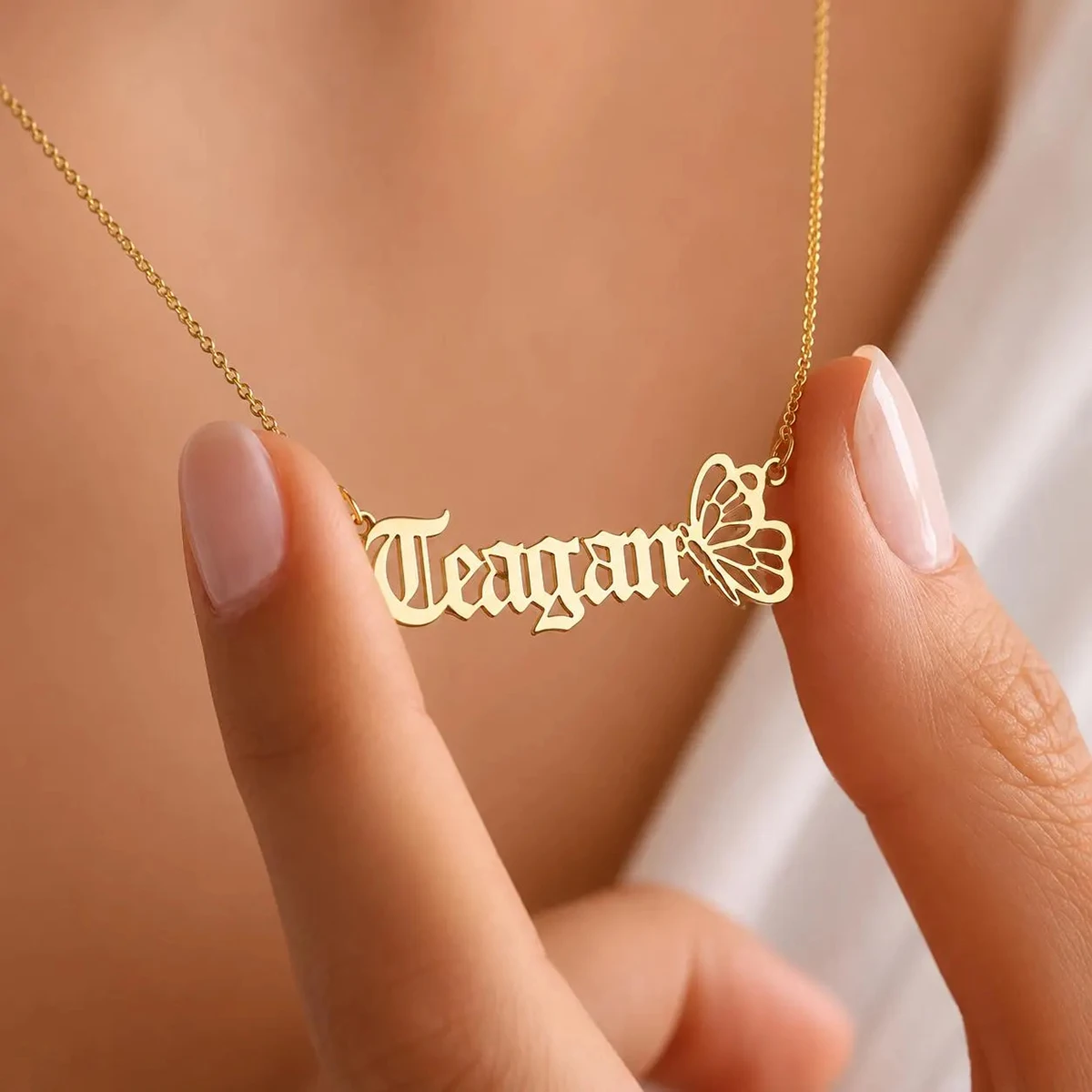Colliers personnalisés avec nom de papillon pour femmes, collier en acier inoxydable personnalisé, charme en fonte anglaise ancienne, bijoux personnalisés 2026