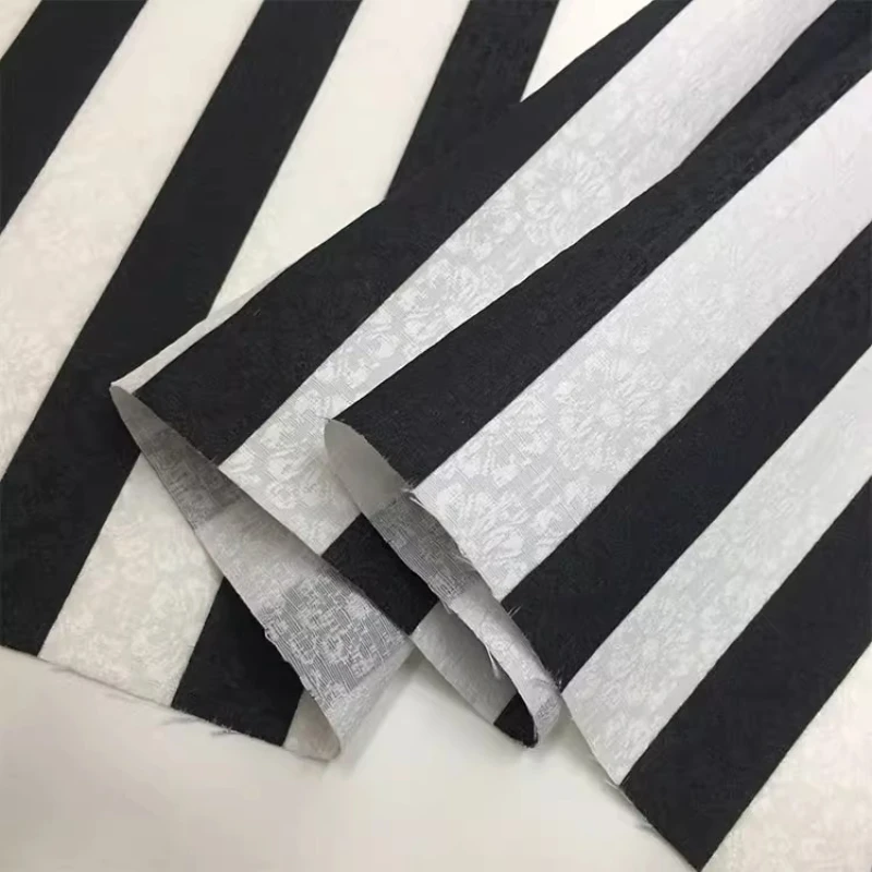 Tessuto per abiti versatile jacquard in fibra di poliestere Tessuto classico alla moda fai-da-te resistente alle rughe con silhouette a strisce bianche e nere