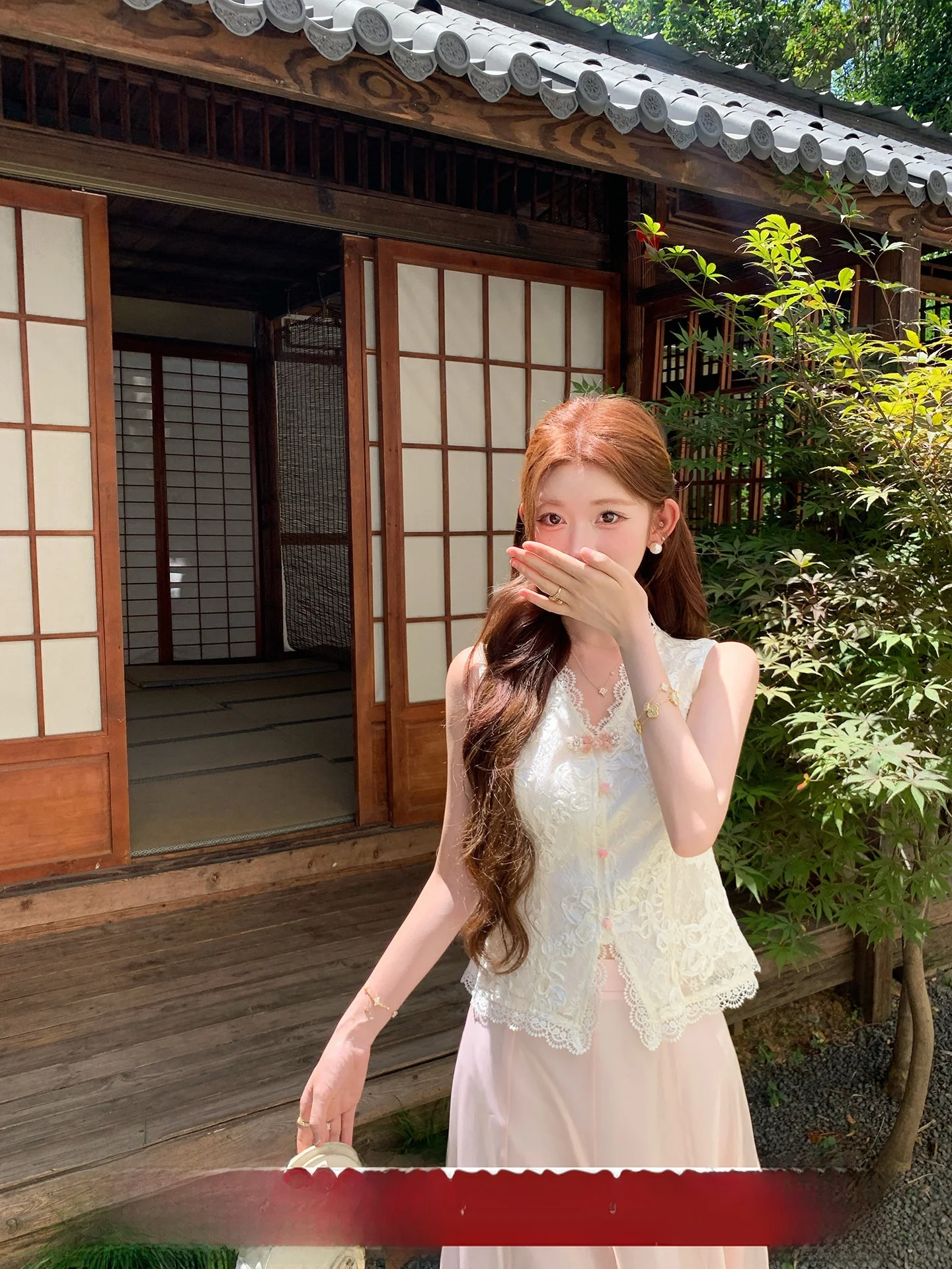 

Комплект NMIOK: кружевной топ и розовая атласная юбка. Новинка летнего сезона. Модный красивый женский комплект с юбкой средней длины.