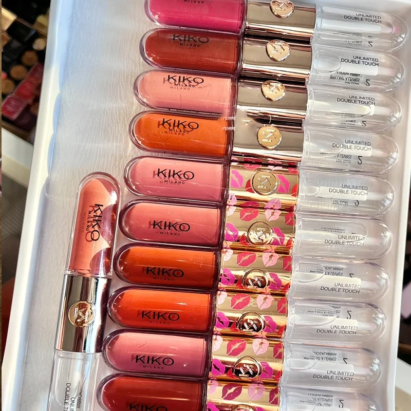 El lápiz labial de doble cabeza tiene textura sedosa con una fórmula no transferible que ofrece un color rico ilumina el cutis