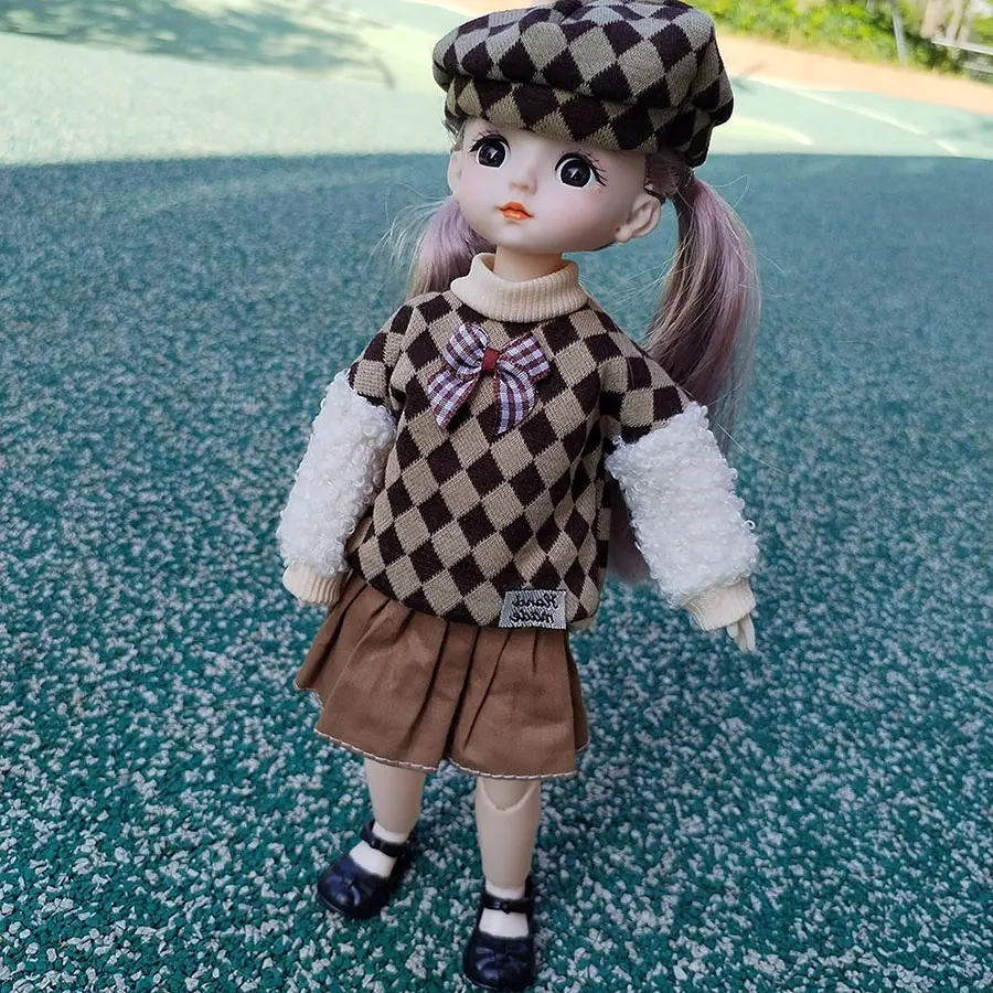 魅力的な28cmの人形は素敵な服を着ています。6歳から10歳の女の子にぴったりの玩具です。BJD人形用の1/6スケールの衣装が付いています。