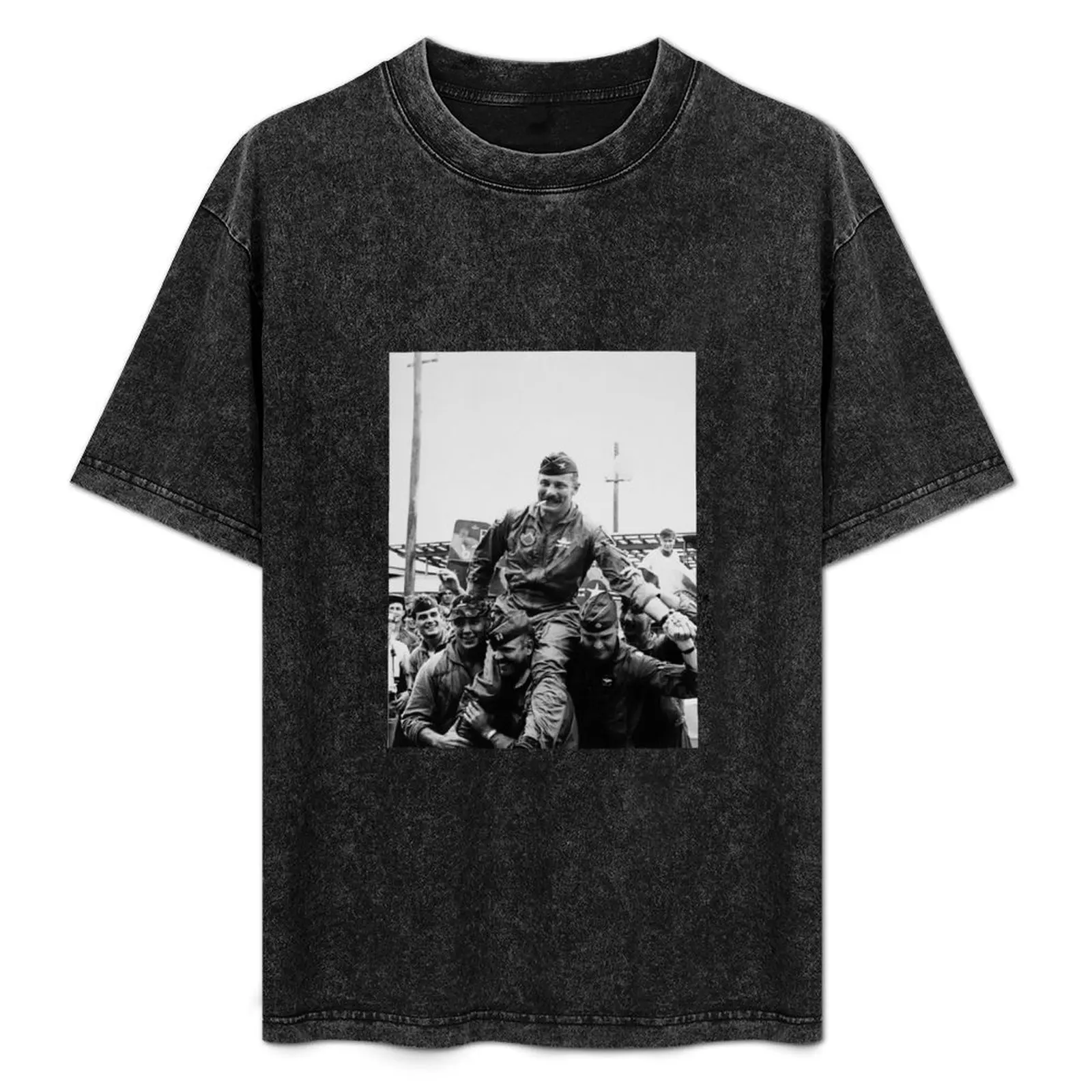 

Colonel Robin Olds After Completing 100th Combat Mission - Vietnam 1967 T-Shirt vintage clothes oversizeds clothes for men