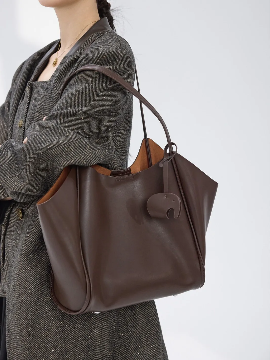 

Luxurious Lightweight Shoulder Bag for Women Large Capacity Commuter Bag Fashionable Versatile Underarm Bag Leather Interior