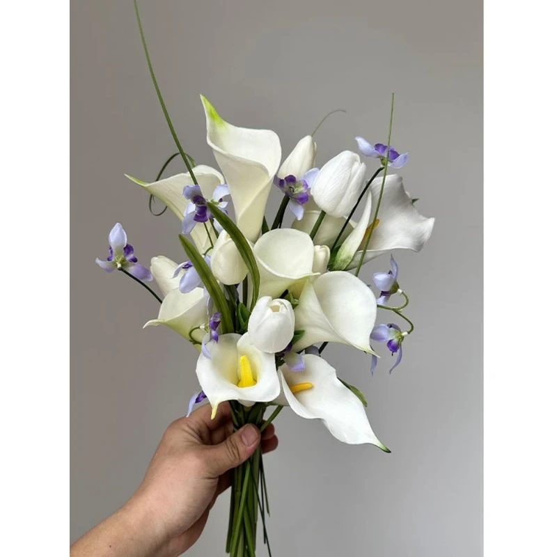 

Korean simple small fresh white bouquet simulated flower outdoor travel photography wedding dress photography bouquet