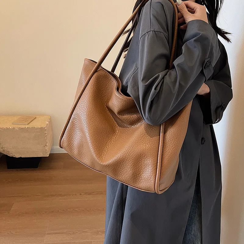 Borsa Tote di lusso per donna 2023 nuova borsa a tracolla singola di grande capacità in PU retrò borsa da viaggio per studenti borsa da viaggio per pendolari da donna