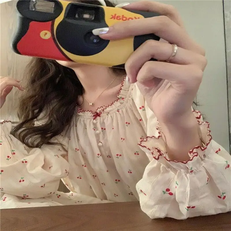 ชุดนอนเซ็กซี่แฟชั่นชุดนอนสีตัดกัน ชุดลำลองสำหรับผู้หญิงตัวเล็ก ลายเชอร์รี่ สำหรับฤดูใบไม้ร่วง