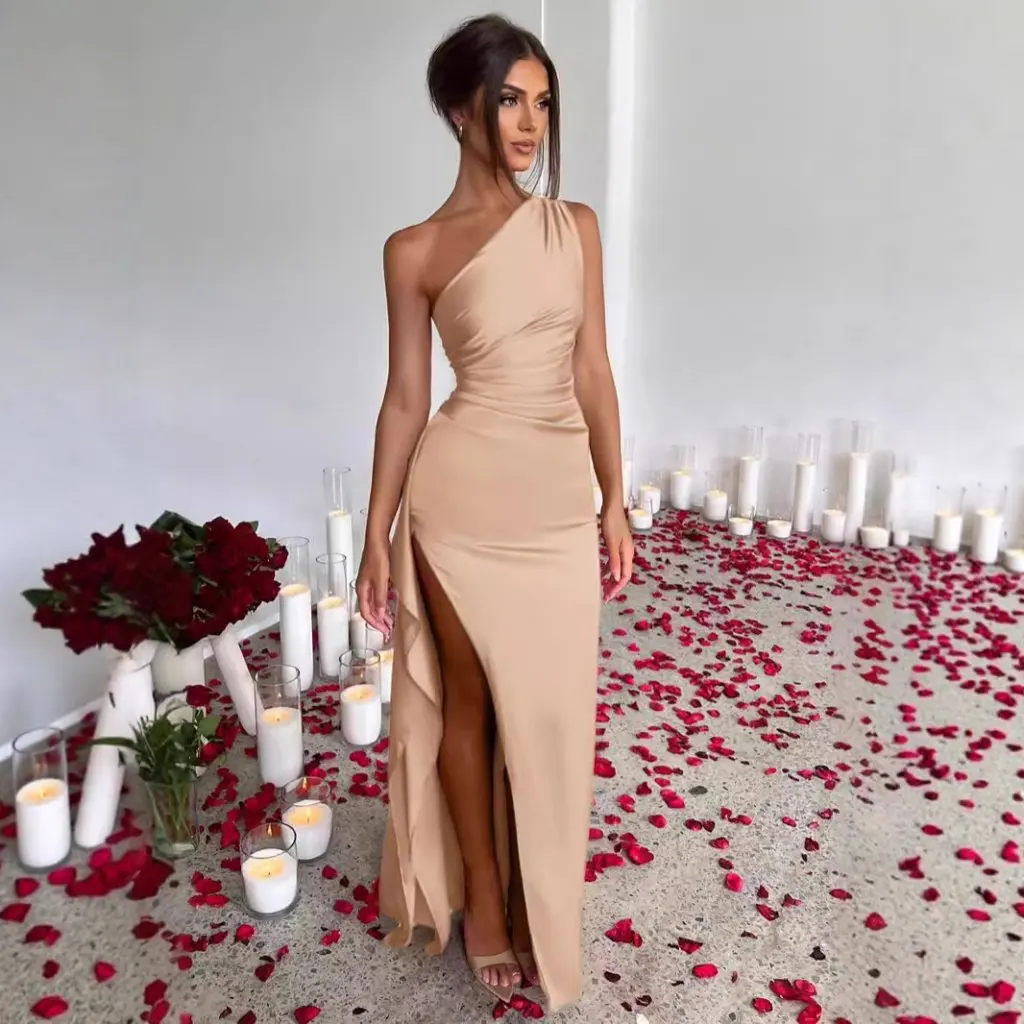 เดรสผ้าซาตินทรงเข้ารูป ดีไซน์เปิดไหล่ข้างเดียว จับจีบผ่าข้าง สวยหรู ดูเซ็กซี่ เหมาะกับฤดูร้อน สไตล์ยุโรปและอเมริกา