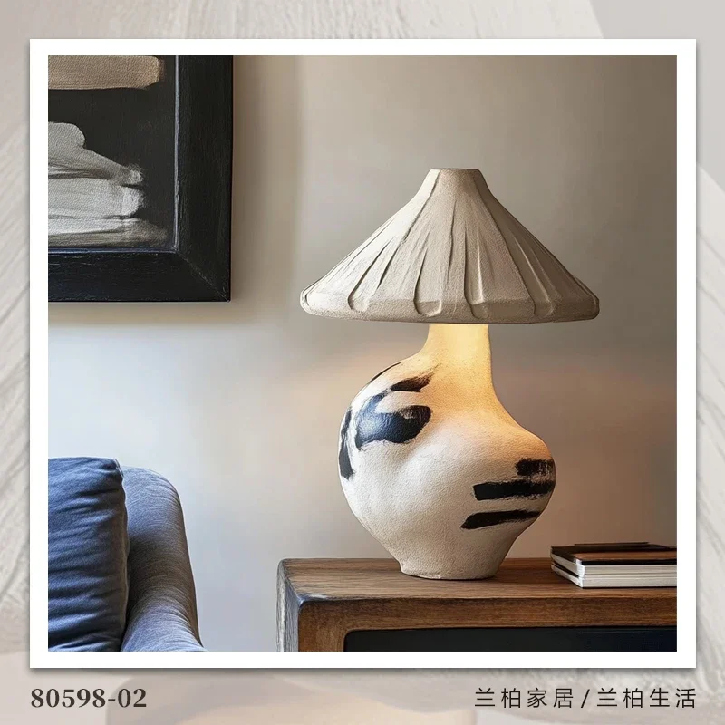 Lampada da tavolo artistica color crema francese Medievale Wabi Wind Homestay Galleria nordica Illuminazione originale di design senior