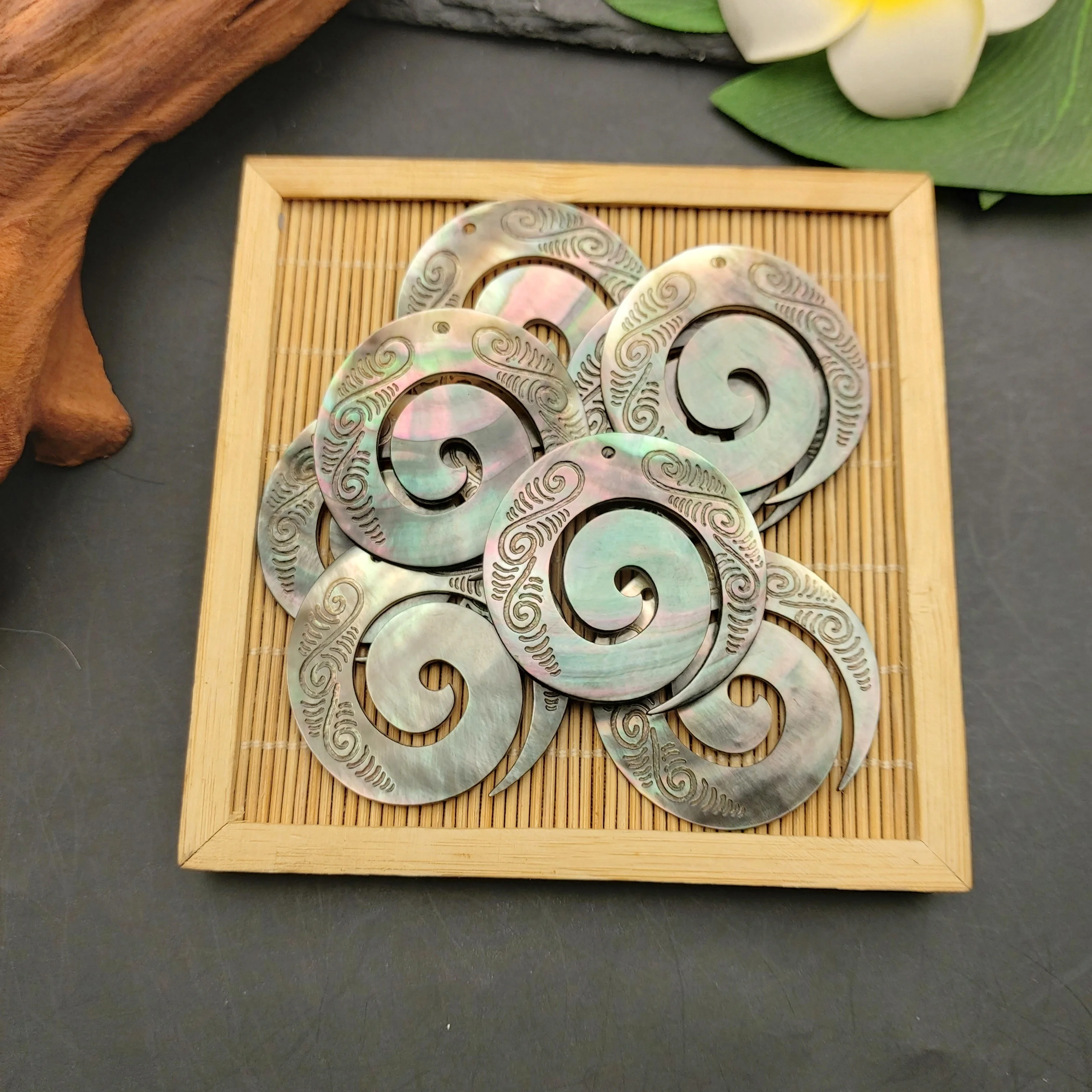 4pcs 40x40mm Natural Mother of Pearl Hand Carving Spiral Pendant Lip Shell Jewelry Making Shell Findings Mop Shell Charms