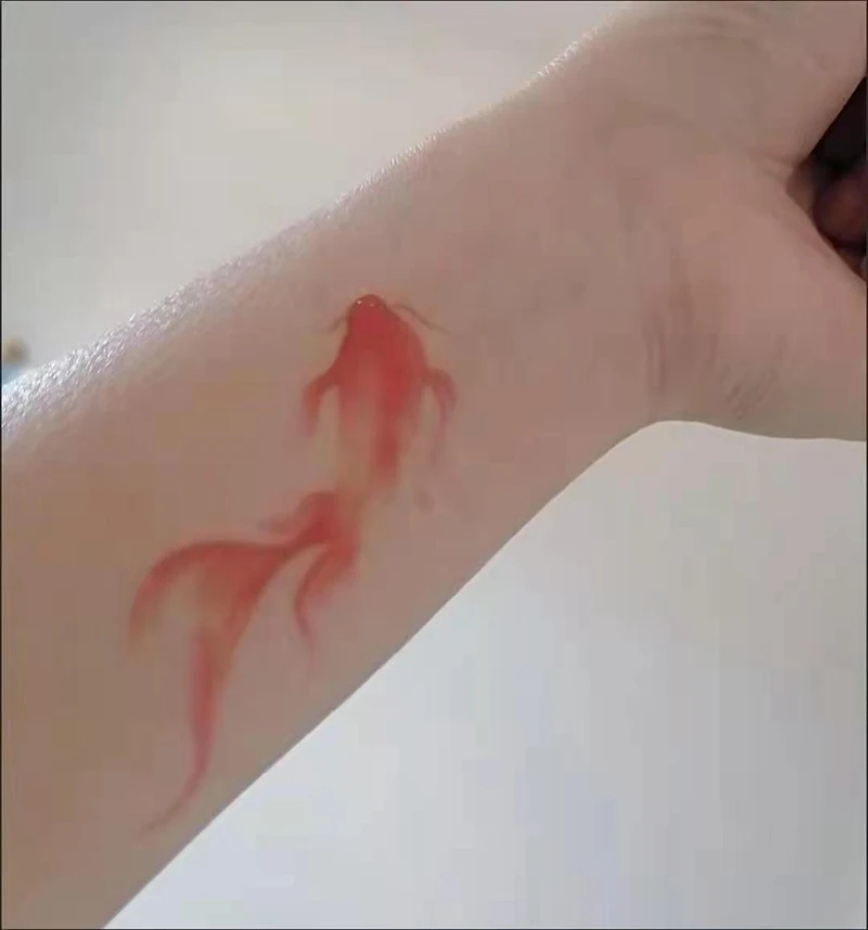 Tatuagem Temporária Peixinho Dourado Vermelho e Azul Adesivos, Impermeável, Casal Moda, Pequeno Fresco, Braço Bonito, Clavícula, Tornozelo, Arte