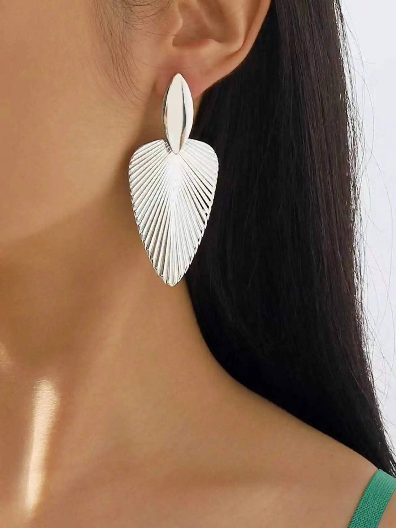 Women's Retro Silver Textured Leaf Dangle Earrings, Large Geometric Fan-Shaped Exaggerated Earrings, Fashionable Accessories