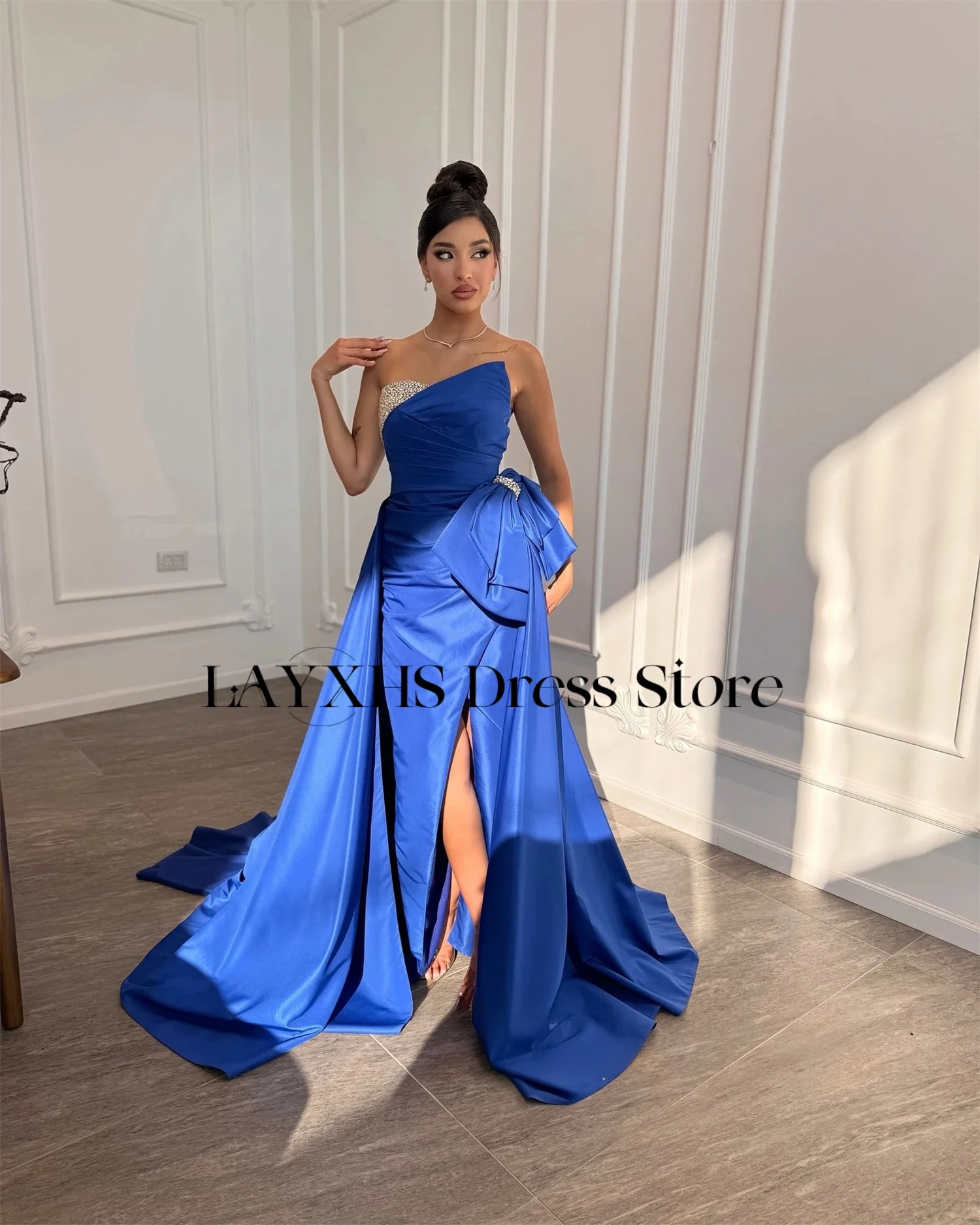 LAYXHS หรูหราชุดราตรีสีฟ้าลูกปัดโบว์ด้านข้างผ่าคอร์ทเทรนพลีทชุดราตรีที่กำหนดเอง فساتين سهرات