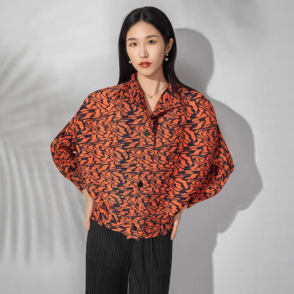 

Miyake плиссированная новинка 2025 года, модная женская куртка с длинными рукавами и принтом, повседневный универсальный кардиган в стиле ретро с маленькими лацканами и пуговицами