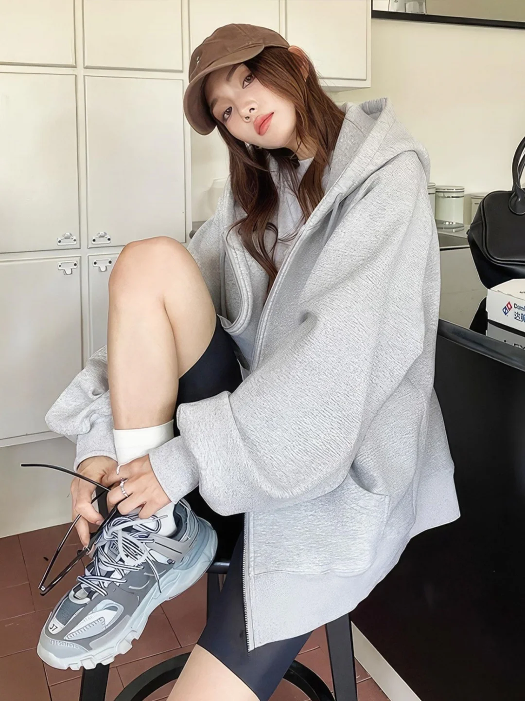 

Новая женская белая толстовка с цветочным принтом 2025 года, повседневная, с длинными рукавами, на молнии, в корейском стиле, модный топ для отдыха