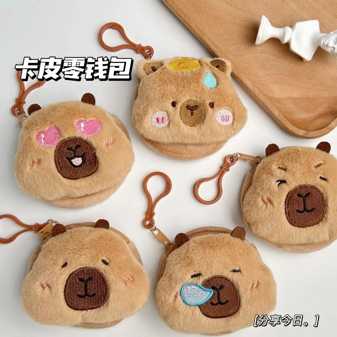 10 stili Kawaii Capybara Anime portamonete in peluche moda creativa mini portamonete borse rotonde per cartoni animati ciondolo regalo di Natale