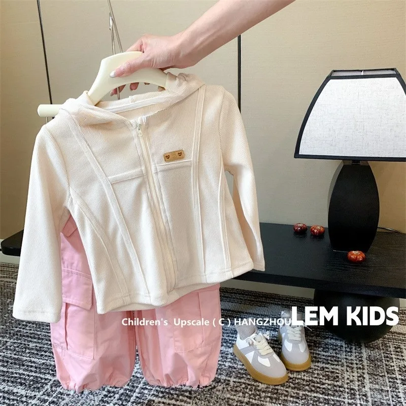 

1 to 8 years girls casual outing set Spring and Autumn 2024 new girls hoodie zipper cardigan jacket W + pink cargo pants 2 sets