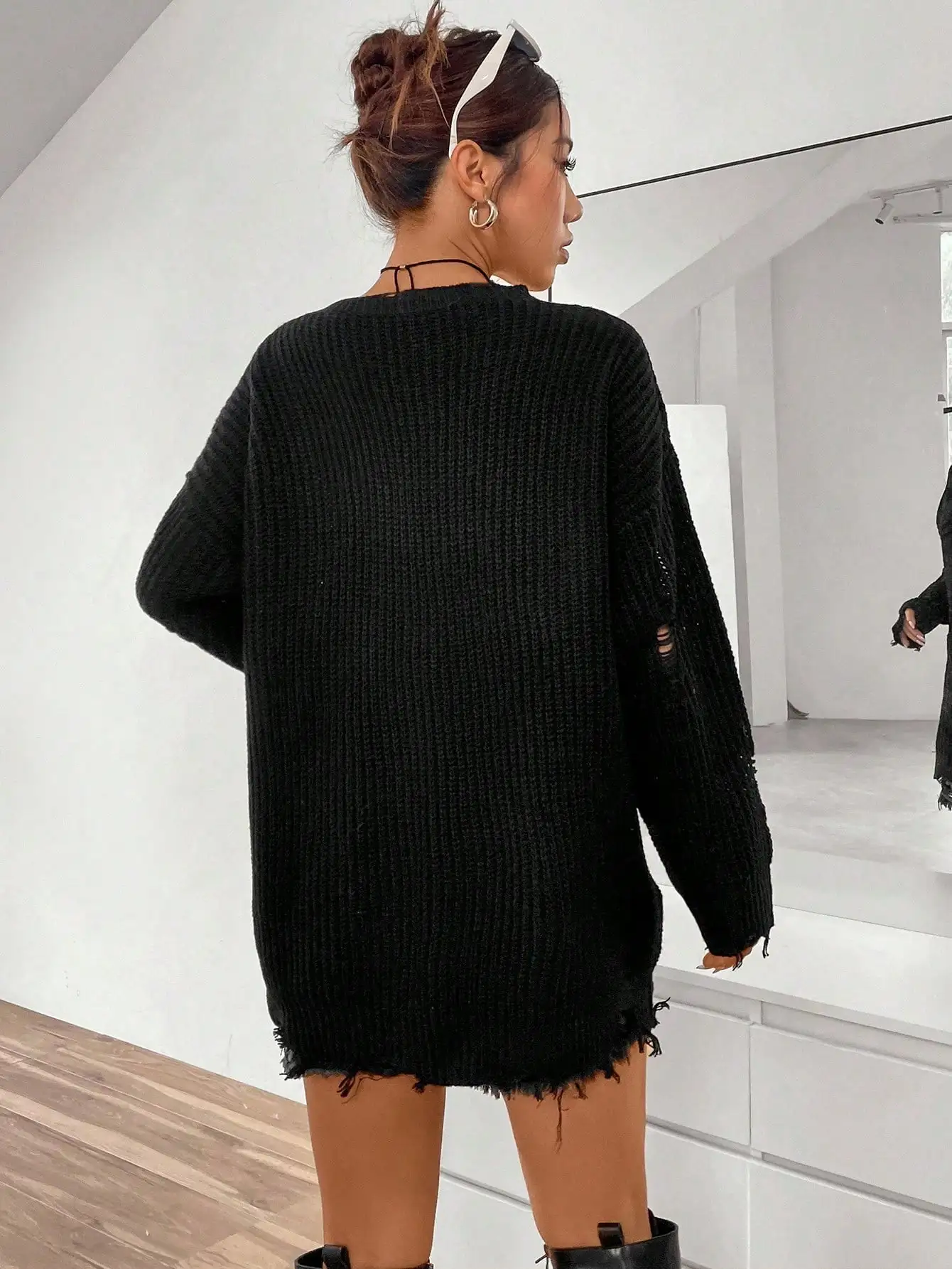 Damski sweter z dzianiny o luźnym kroju, z długim rękawem i obniżonymi ramionami, z efektem zniszczenia.