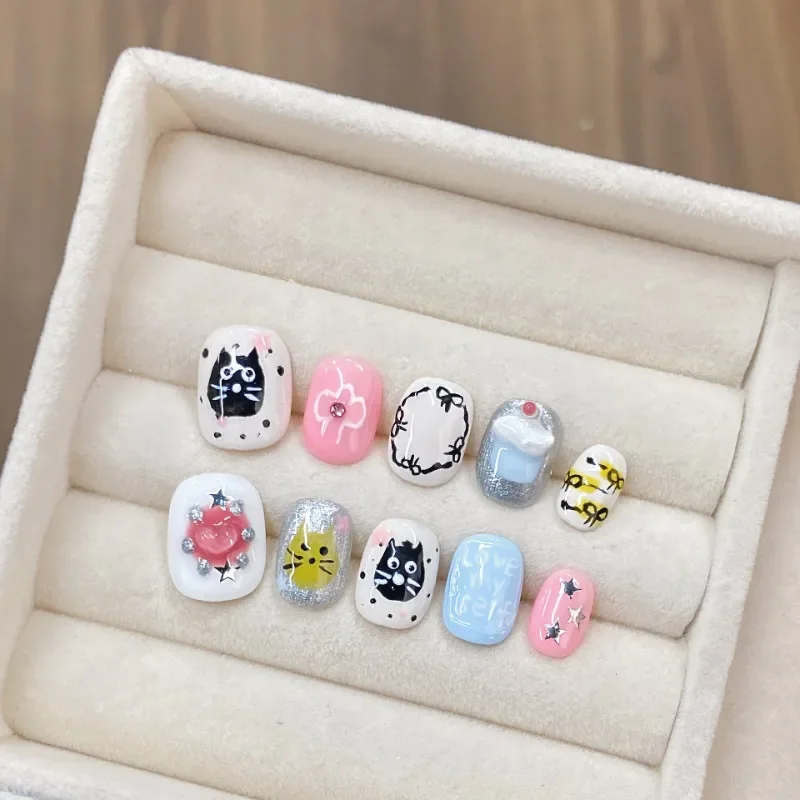 10 Stuks Handgemaakte Schattige Handgeschilderde Kat Cartoon Decoratie Stick-On Valse Nagels Set Druk Op Nagels Met Ontwerp Roze Blauw Wit 2024