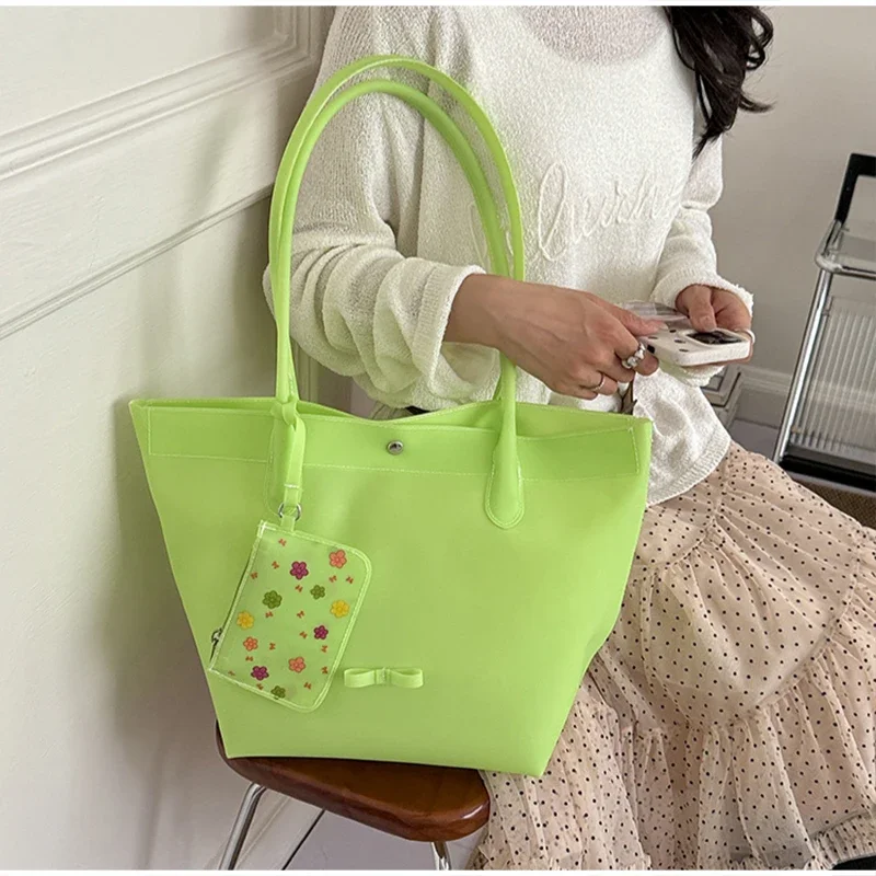 Transparente PVC-Tragetasche in Jelly-Farbe, Damen-Umhängetasche für den Arbeitsweg, wasserdichte Einkaufstasche mit großem Fassungsvermögen, transparente Handtasche mit Tragegriff oben – Detail 7