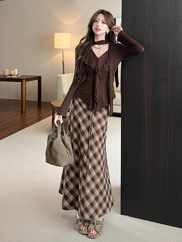 ชุดเซ็ตสองชิ้น เสื้อยืดสไตล์เกาหลีทรงหลวมสบายๆ พร้อมกระโปรงลายสก็อตเอวสูงสำหรับผู้หญิง แฟชั่นฤดูใบไม้ร่วง