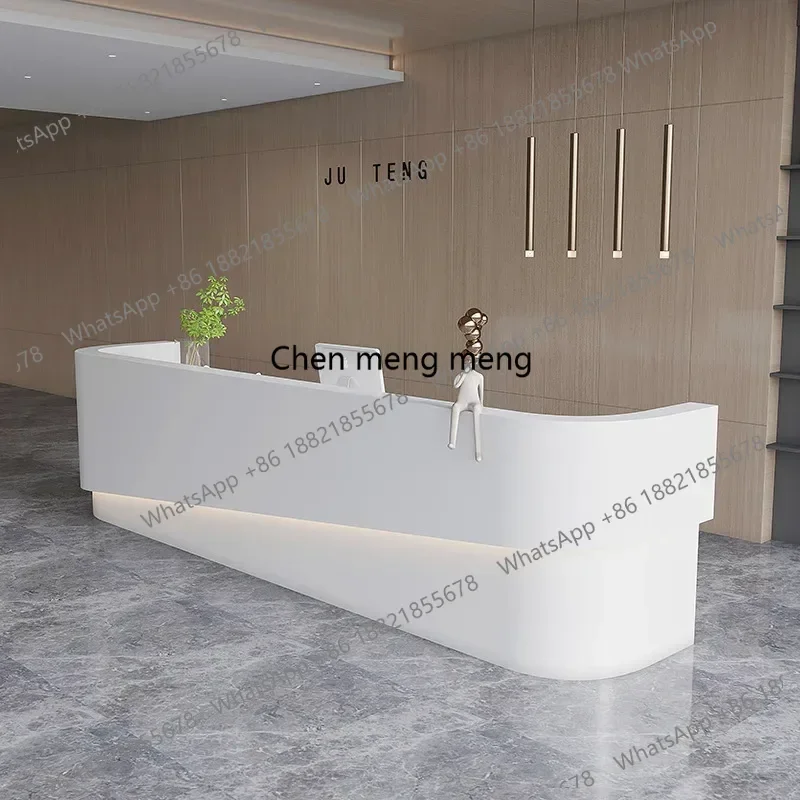 

Изысканные ресепшн-стойки и кассовые прилавки для салонов красоты и дома: компактные белые столы для клиентского центра от Institute