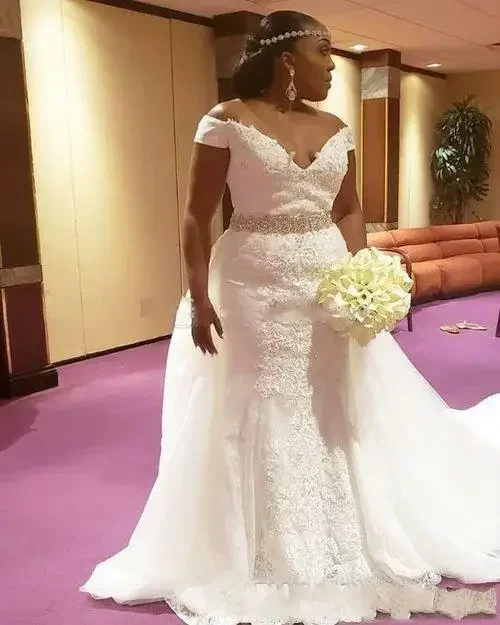 Maßgeschneiderte Meerjungfrau-Brautkleider in Übergröße, abnehmbare Schleppe, afrikanische Spitze, Kristalle, Sweep-Zug, Strandhochzeitskleid, schulterfrei