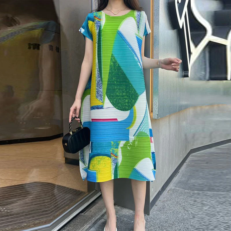 

The new French 2025 summer loose large size foreign style dress is fashionable, light and age-reducing pleated shaking skirt