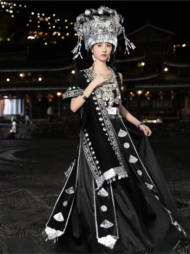 

Черный длинный костюм для этнической женской туристической фотографии в иностранных землях.