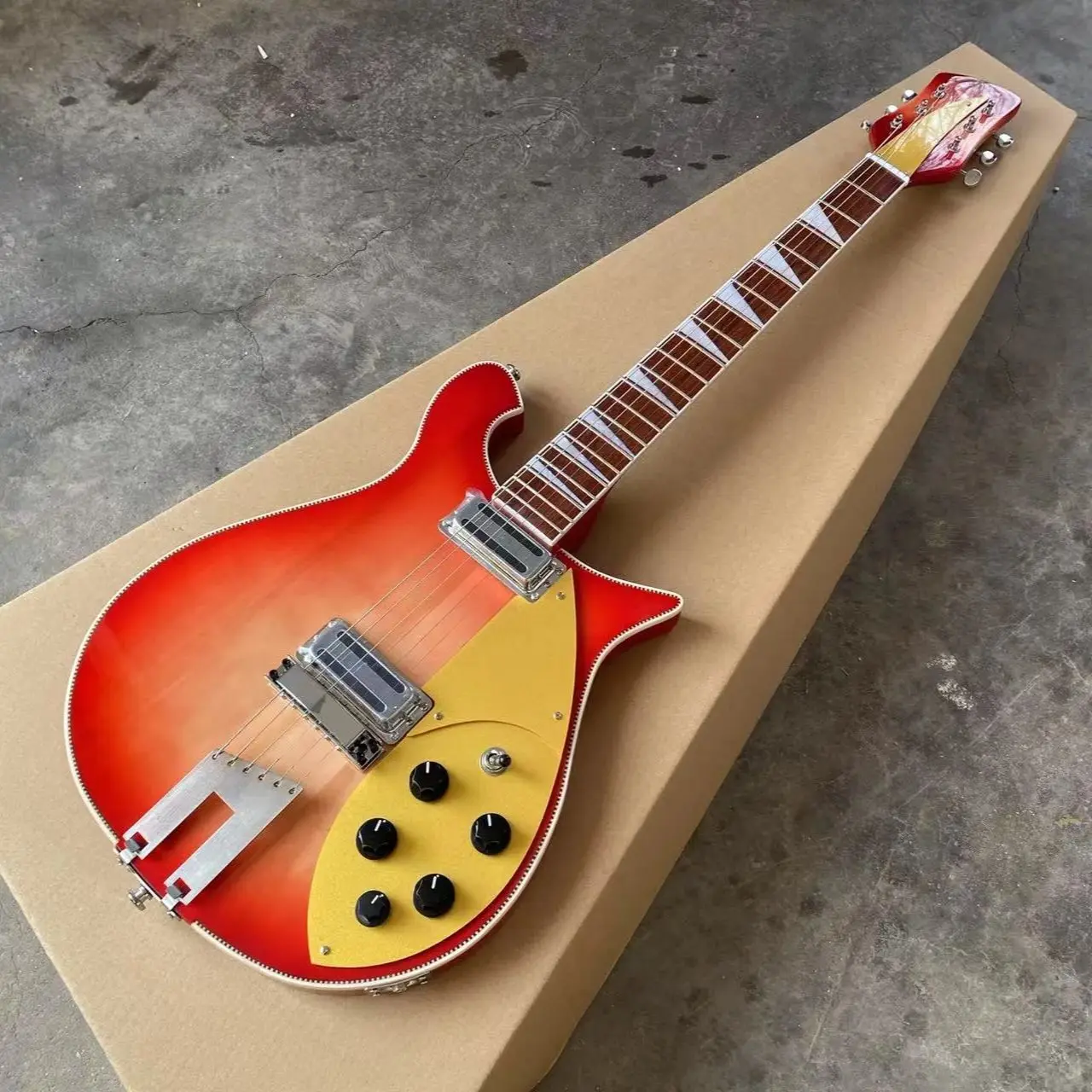 Trapézio cordal cuello a través del cuerpo 660 Guitarra eléctrica Golpeador dorado, encuadernación de tablero de ajedrez Color Cherry Burst Guitarra de 6 cuerdas