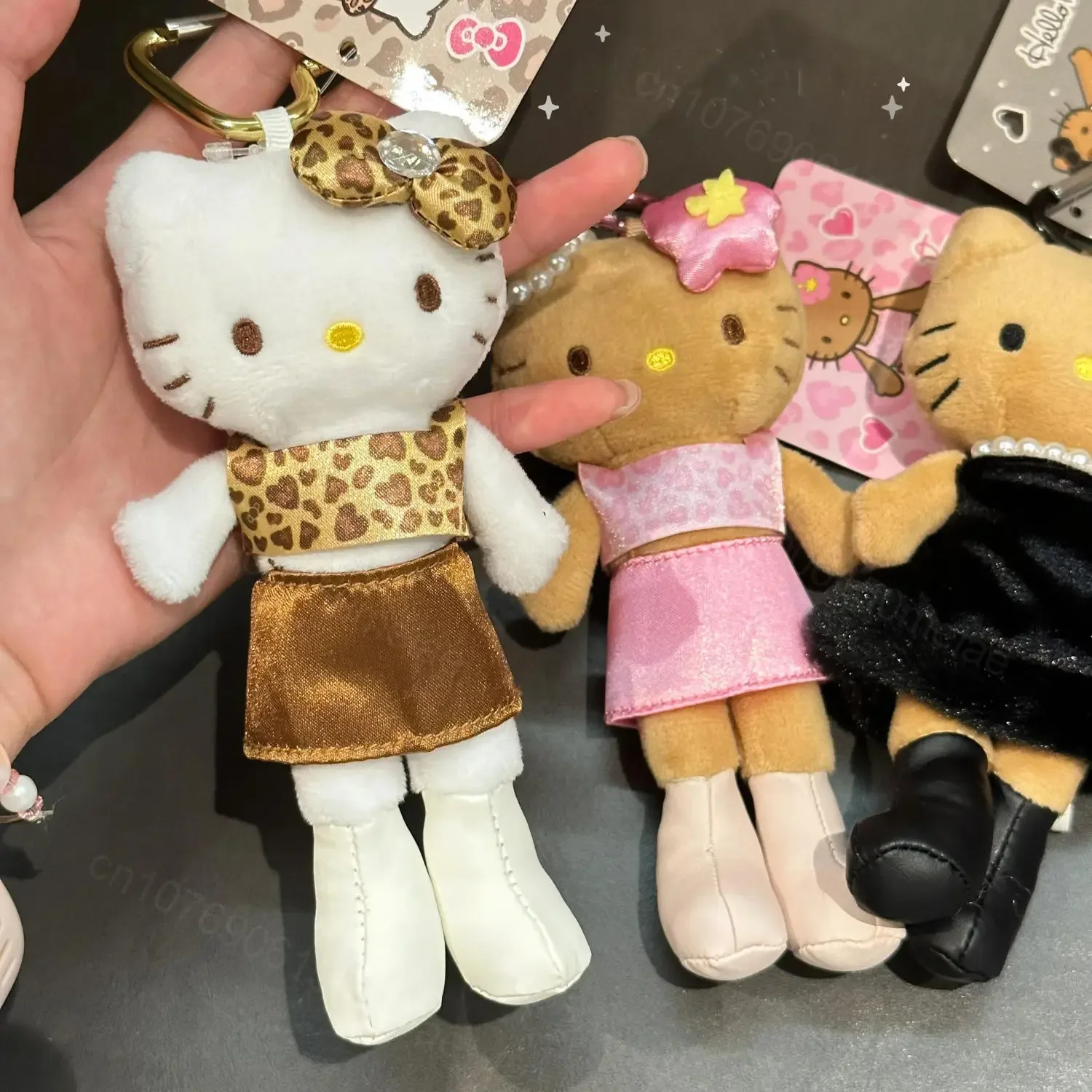 Porte-clés en peluche à imprimé léopard pour femme, Hello Kitty, longues jambes, socialite, Sanurgente KT, chat, peau noire, sac à dos en peluche, pendentif cadeau