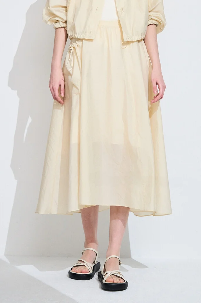 

Пригородное пальто с плиссированной юбкой. Одинаковый комплект Must Have Item. Длинная застежка на пуговицах све. Обычная длина.