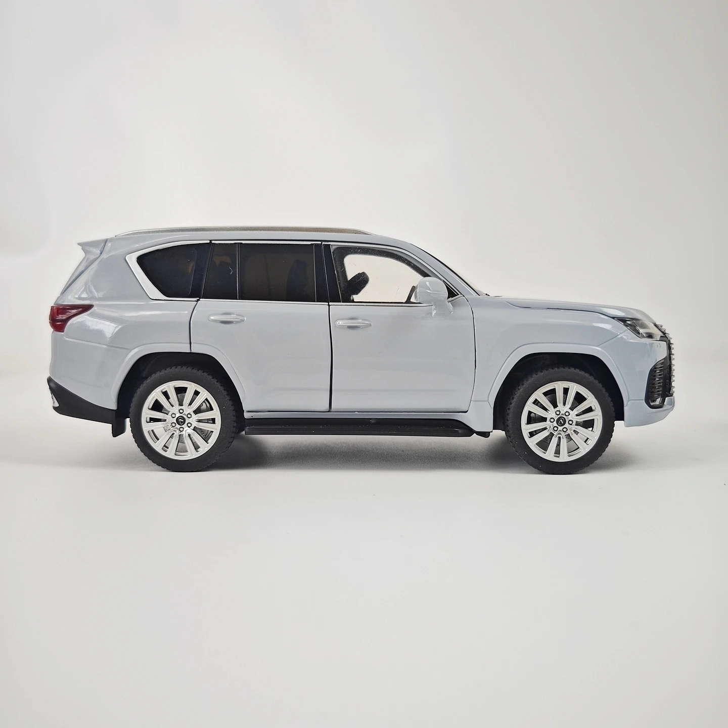 1/24 Lexus LX 2024 alloy car model, doors and engine hood, trunk can be opened with sound and light, off-road vehicle view 4