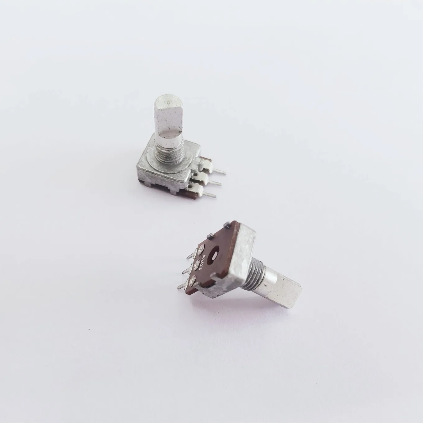 

Original new 100% RK12 square A10K 3pin single half shaft 15mm long power amplifier volume audio potentiometer (SWITCH)