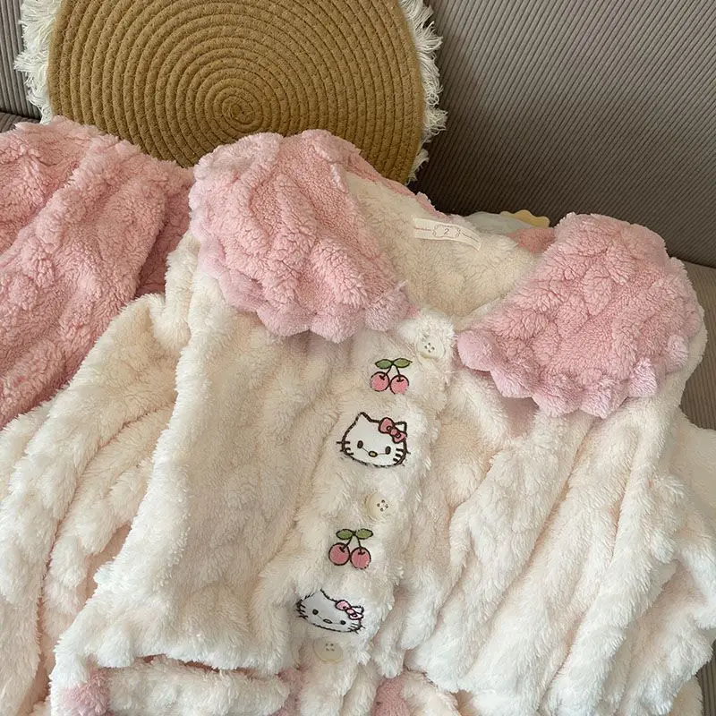 ชุดนอนเด็กผู้หญิง คอปกตุ๊กตา สีแอปริคอต ลายเฮลโลคิตตี้ ผ้ากำมะหยี่คอรัล หนานุ่ม แขนยาว กางเกงขายาว ชุดลำลองใส่ในบ้าน