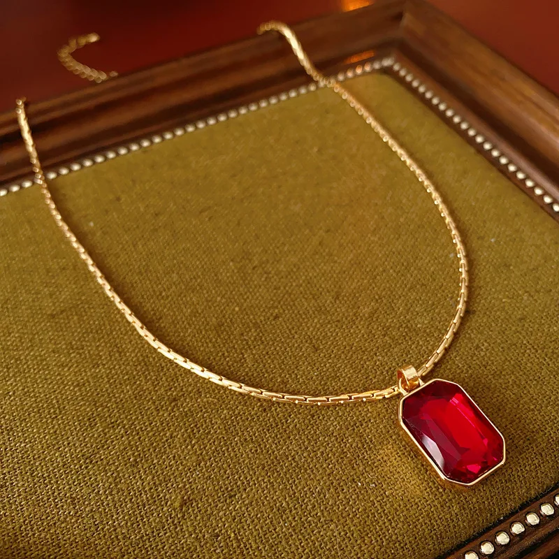 تصميم بسيط الأحمر مربع حجر الراين قلادة قلادة للنساء الفرنسية الرجعية الفاخرة قلادة طويلة الراقية تنوعا المجوهرات هدية